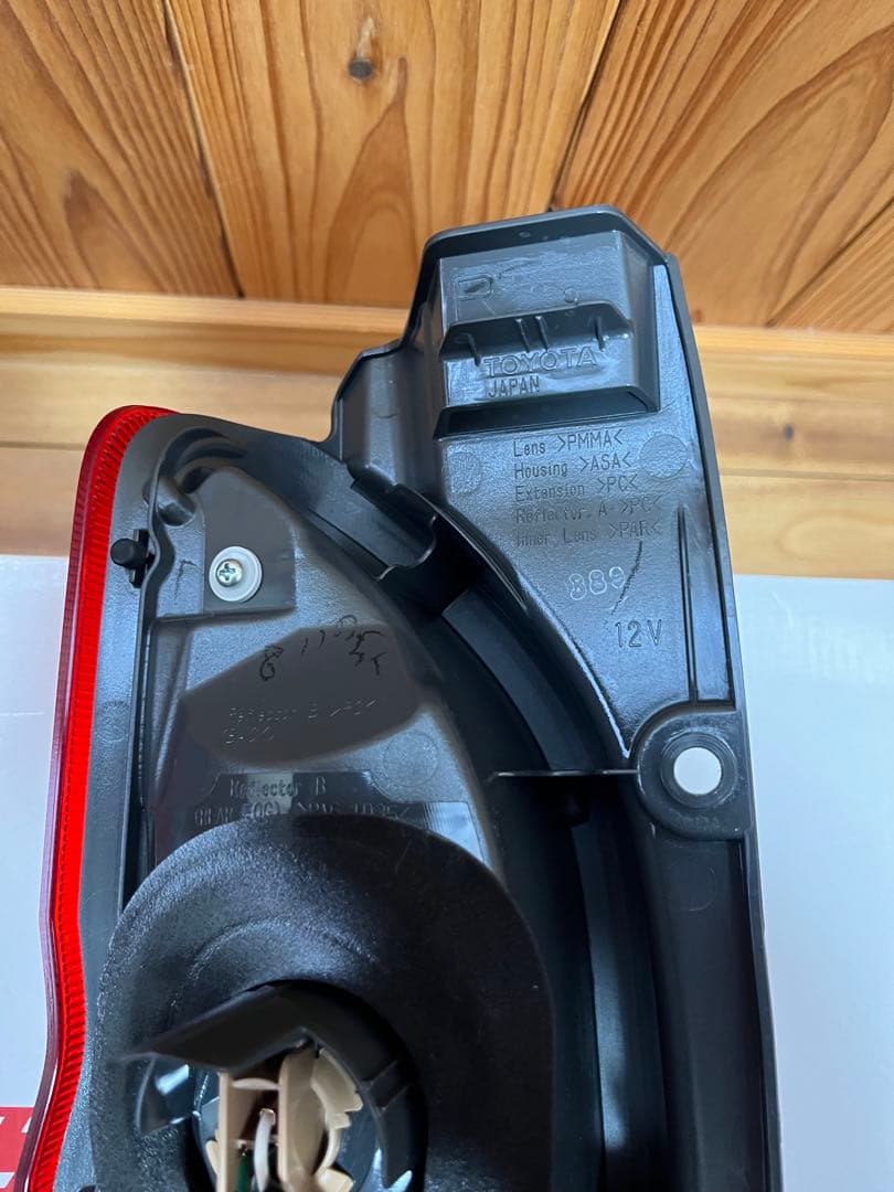 ハイエース200系　7型　ダークプライム2 純正テールランプ　新車外し
