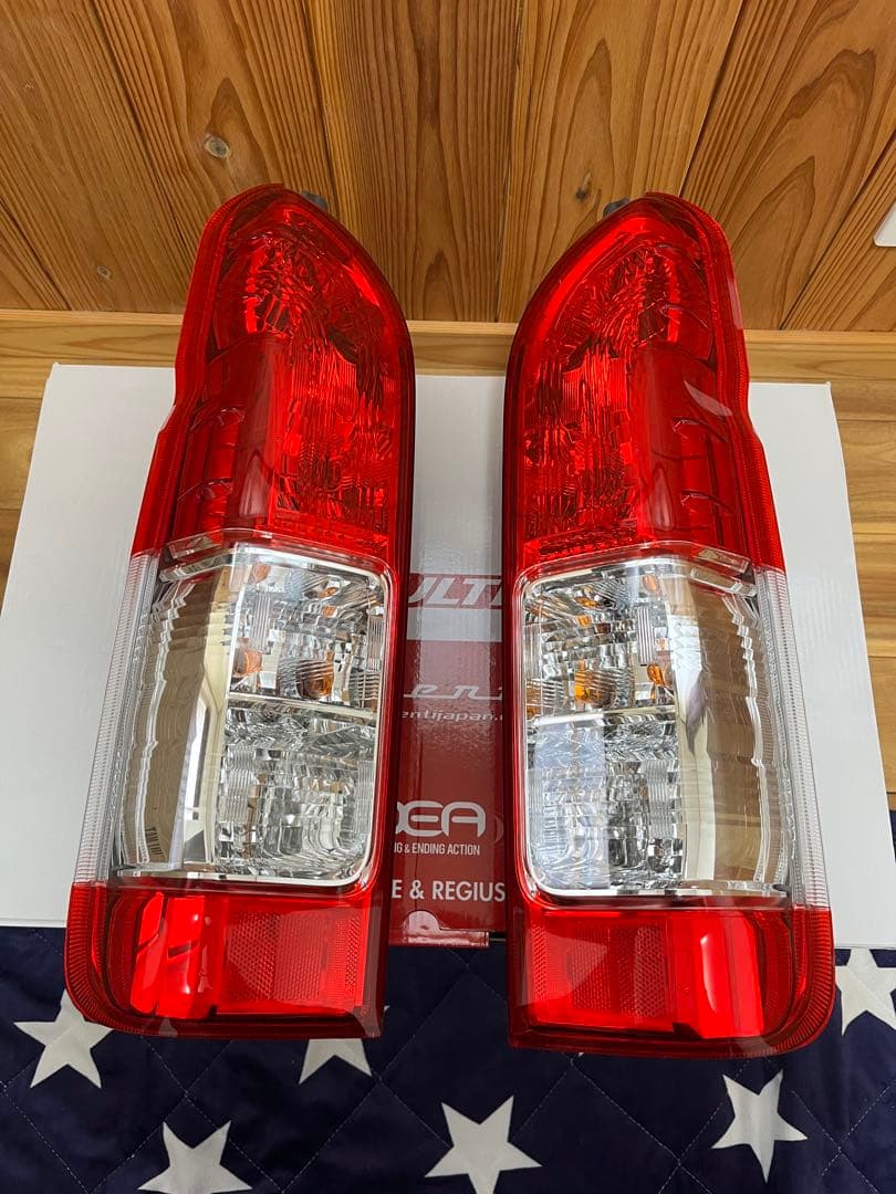 ハイエース200系　7型　ダークプライム2 純正テールランプ　新車外し