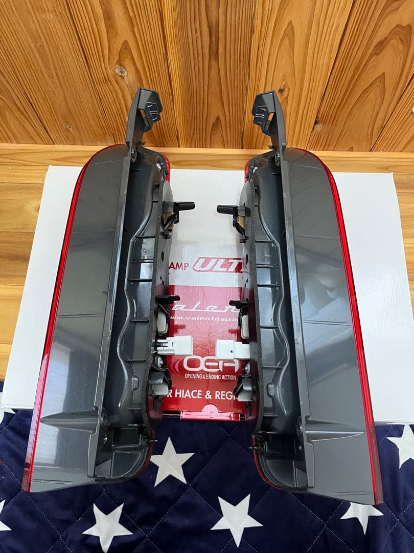 ハイエース200系　7型　ダークプライム2 純正テールランプ　新車外し