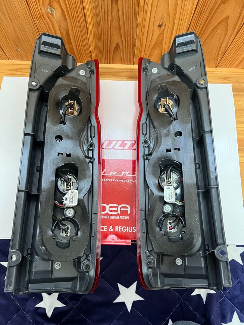 ハイエース200系　7型　ダークプライム2 純正テールランプ　新車外し