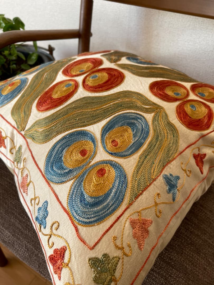 ウズベキスタン伝統刺繍スザニ　シルクonシルク　クッションカバー