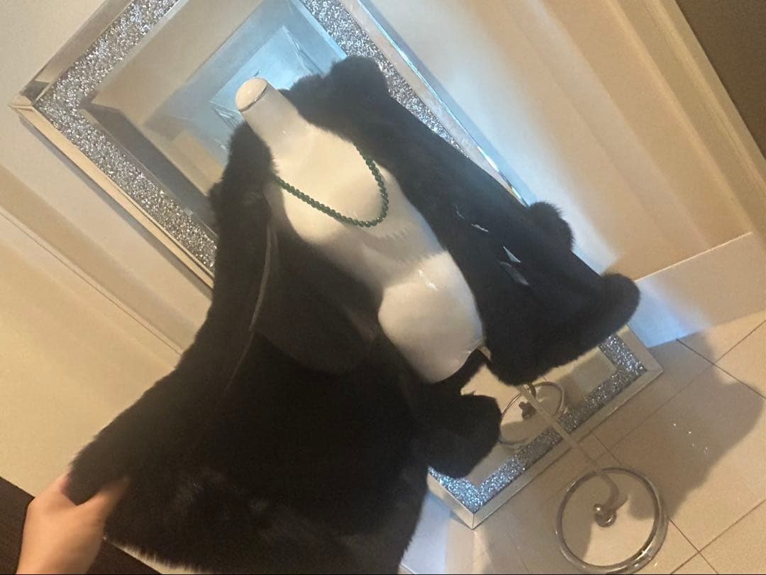 りりー❣️カシミヤフォックスファートリム大判マント　ポンチョ着丈83センチ