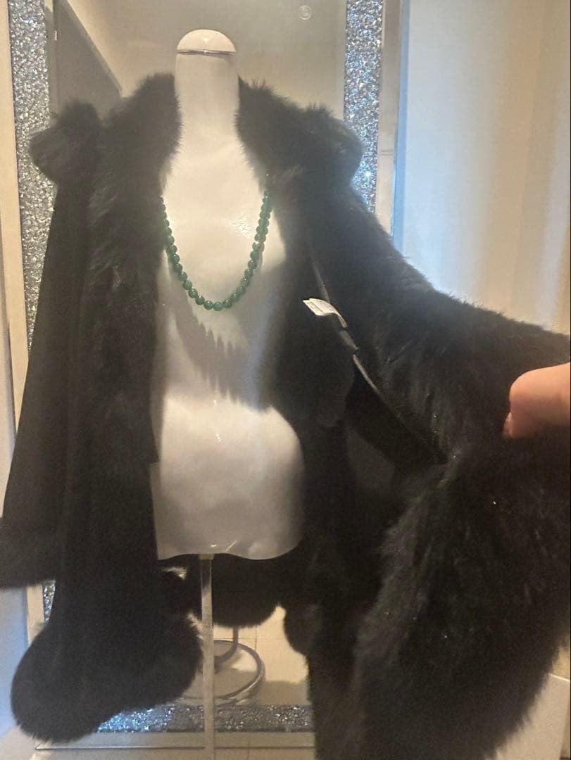 りりー❣️カシミヤフォックスファートリム大判マント　ポンチョ着丈83センチ