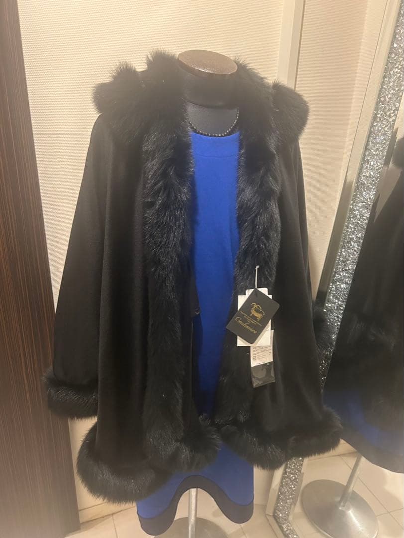 りりー❣️カシミヤフォックスファートリム大判マント　ポンチョ着丈83センチ