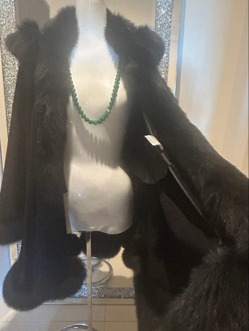 りりー❣️カシミヤフォックスファートリム大判マント　ポンチョ着丈83センチ