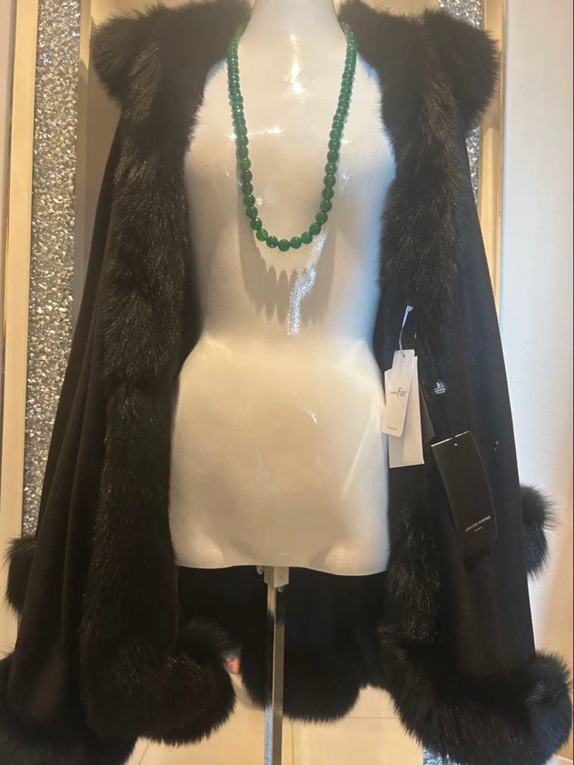 りりー❣️カシミヤフォックスファートリム大判マント　ポンチョ着丈83センチ