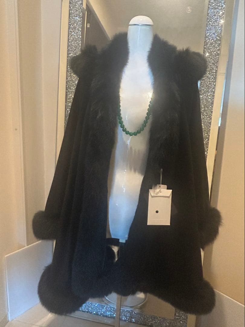 りりー❣️カシミヤフォックスファートリム大判マント　ポンチョ着丈83センチ