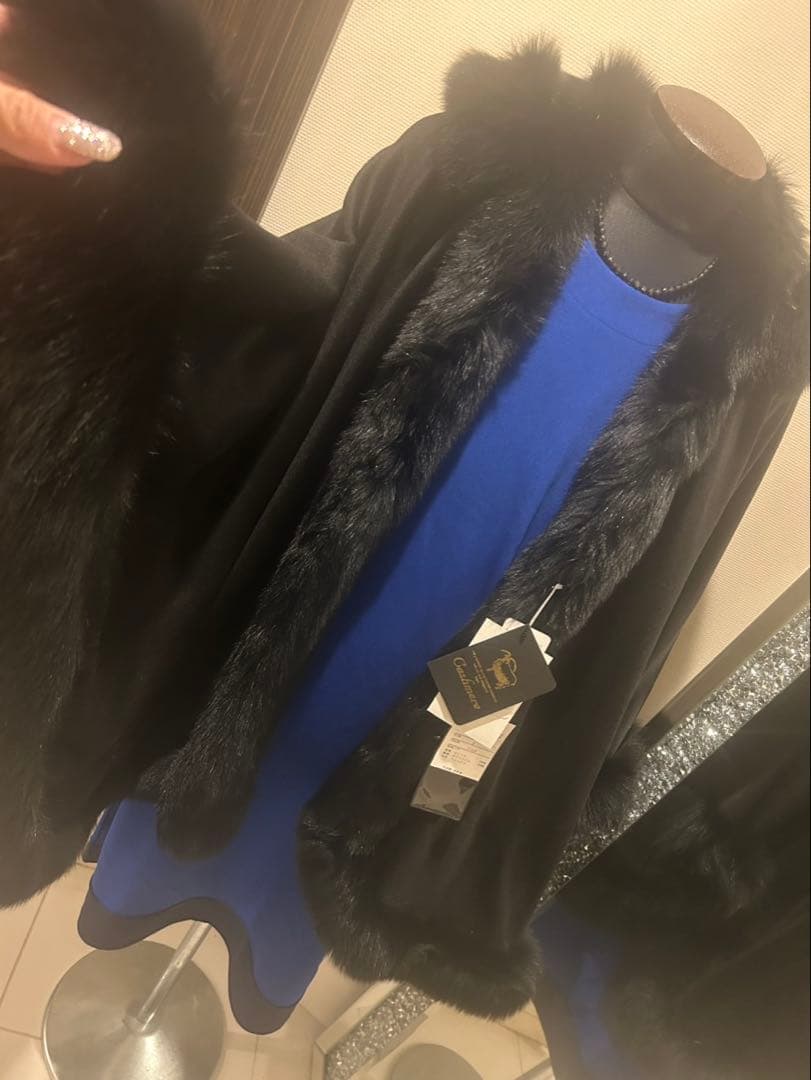 りりー❣️カシミヤフォックスファートリム大判マント　ポンチョ着丈83センチ