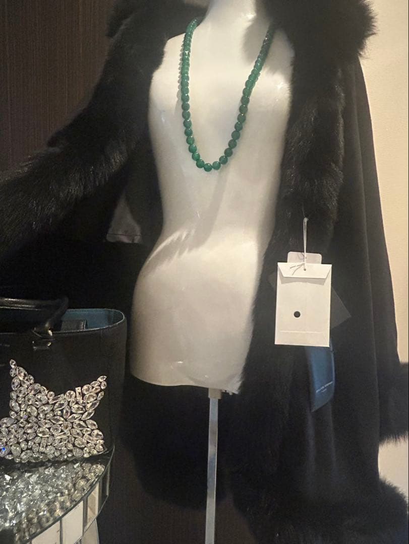 りりー❣️カシミヤフォックスファートリム大判マント　ポンチョ着丈83センチ