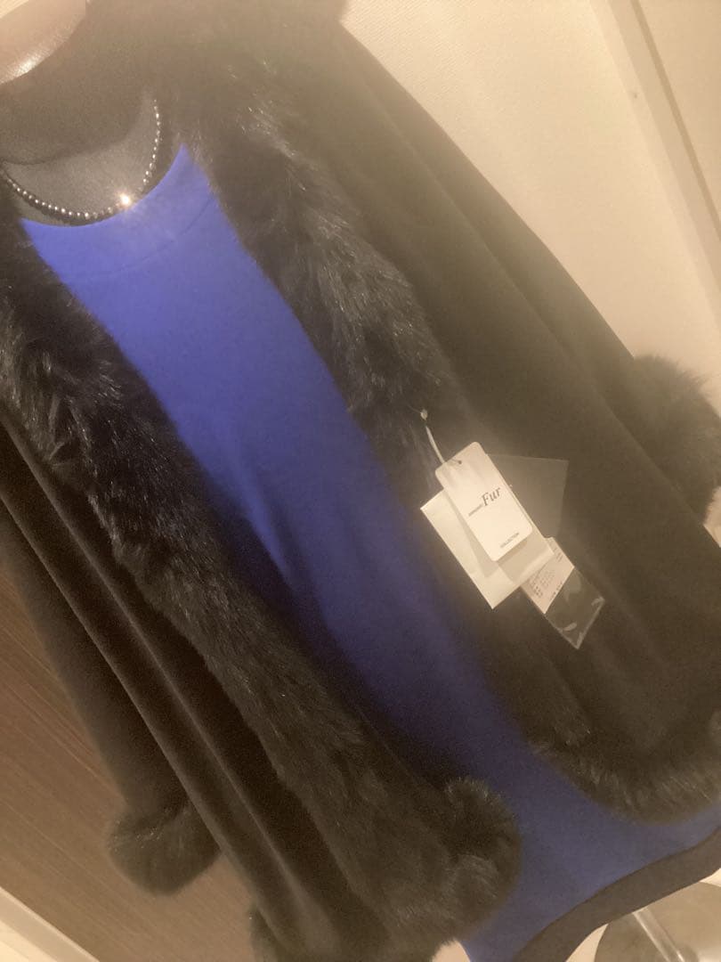 りりー❣️カシミヤフォックスファートリム大判マント　ポンチョ着丈83センチ