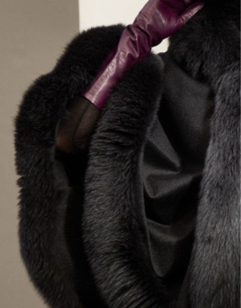 りりー❣️カシミヤフォックスファートリム大判マント　ポンチョ着丈83センチ