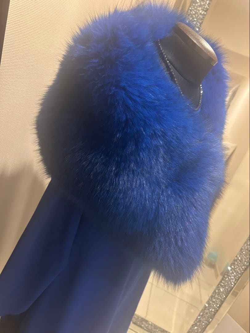 りりー❣️カシミヤフォックスファートリム大判マント　ポンチョ着丈83センチ