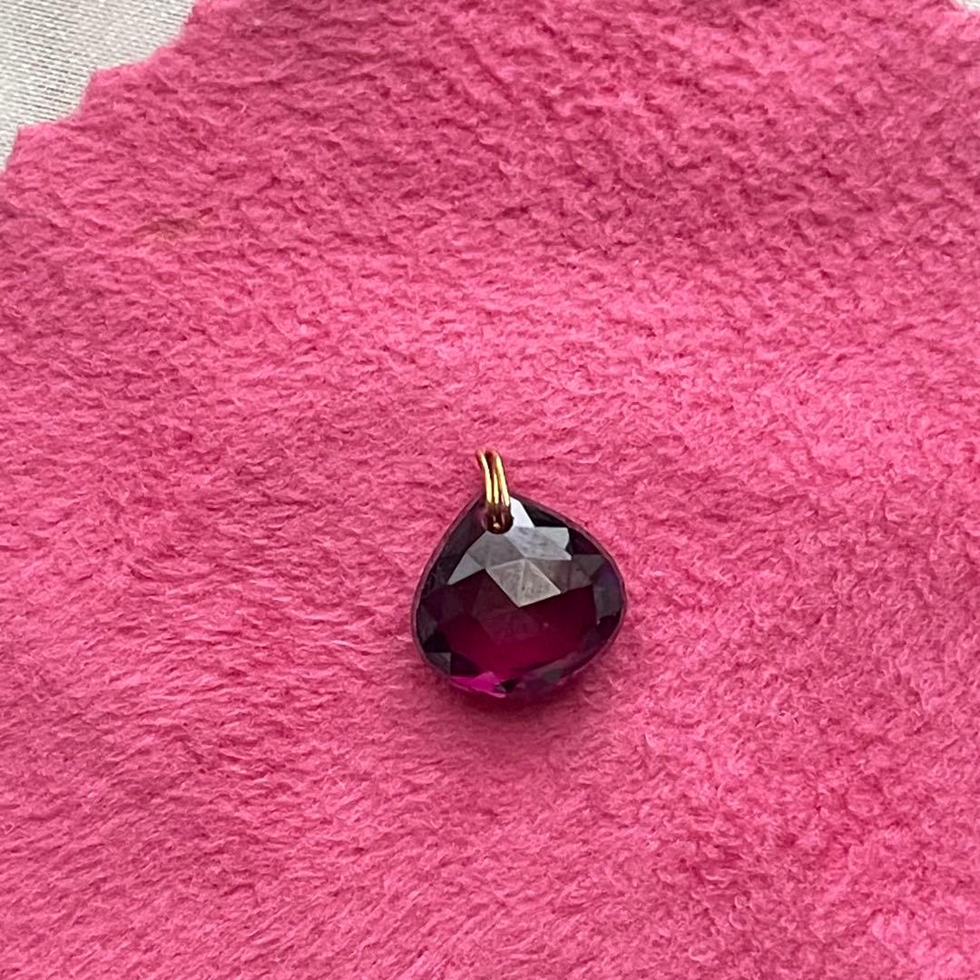 マリーエレーヌ ドゥ タイヤック ガーネット ブリオレットカット・チャーム