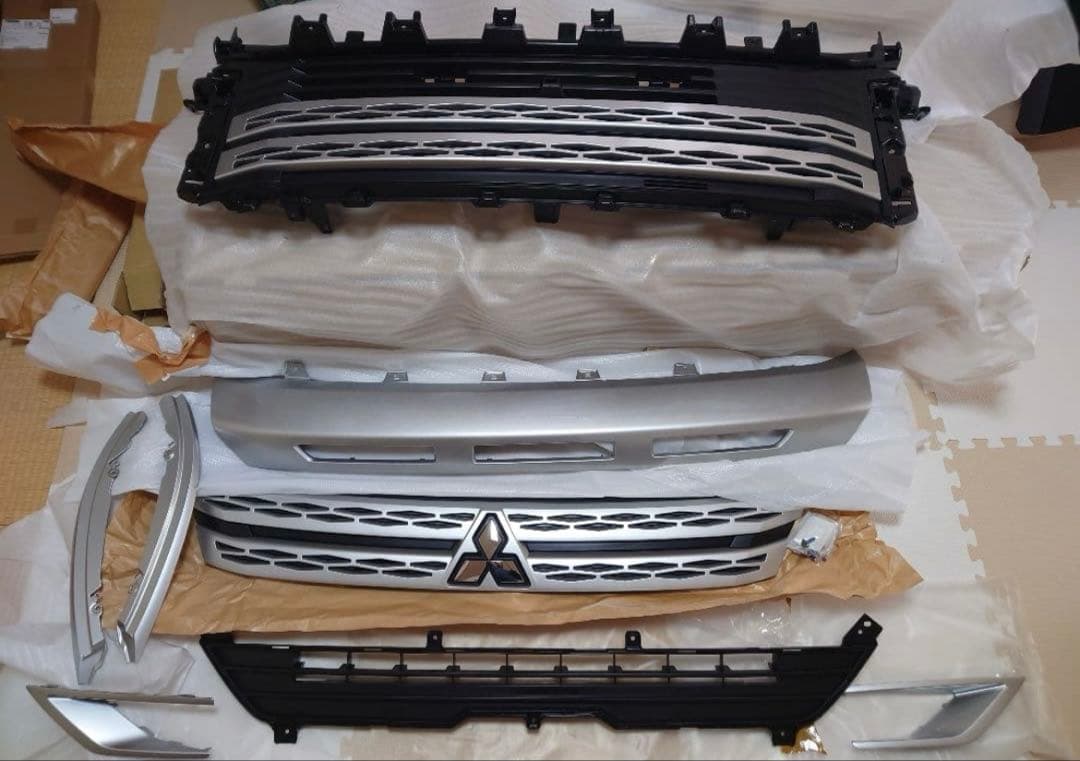 デリカD5 フロントグリル 一式シルバー ブラック