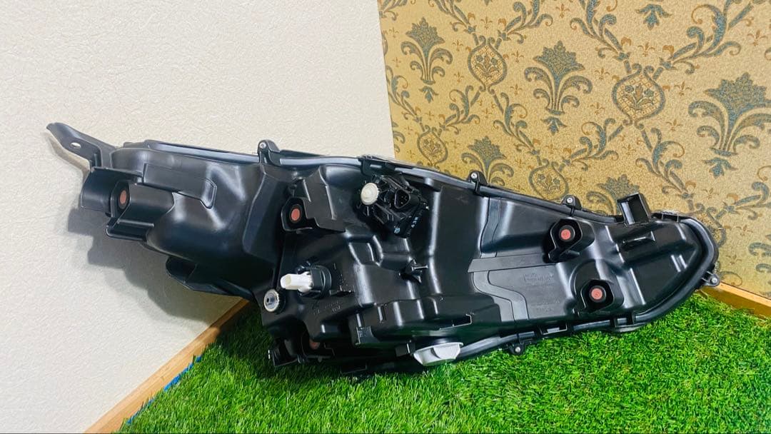 トヨタ。アクア 。左。ヘッドライト