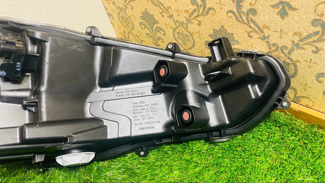 トヨタ。アクア 。左。ヘッドライト