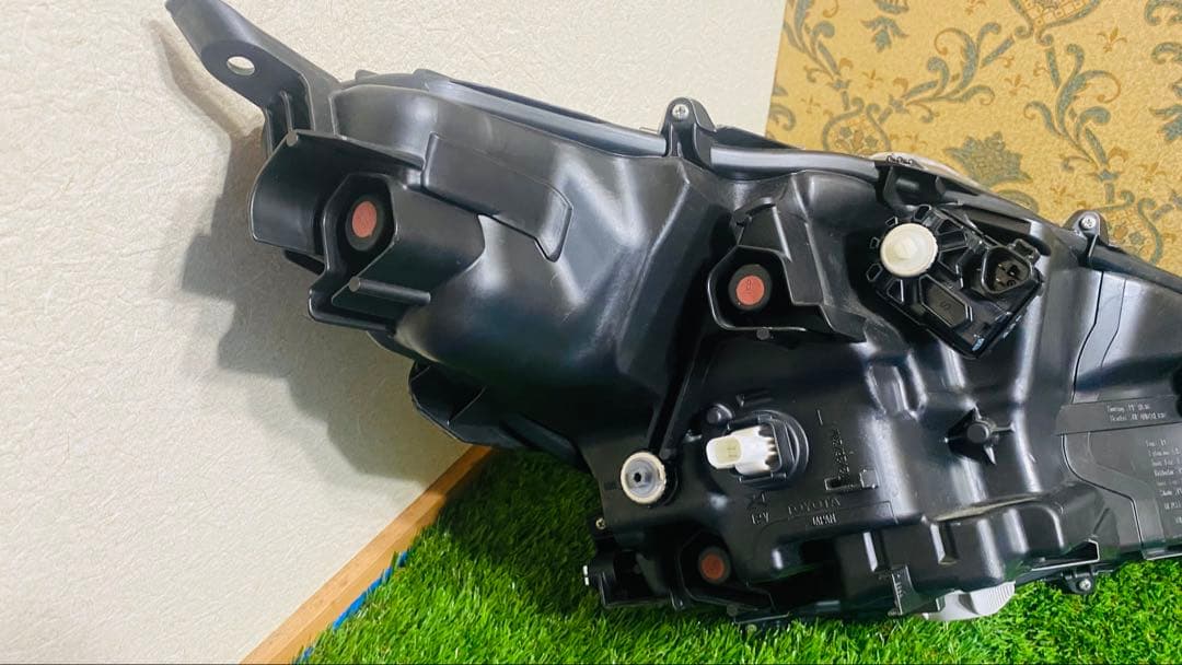 トヨタ。アクア 。左。ヘッドライト