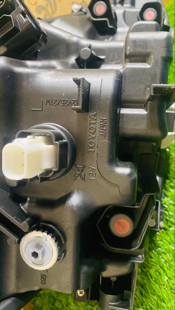 トヨタ。アクア 。左。ヘッドライト