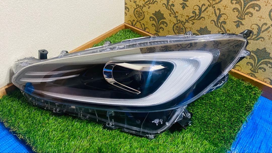 トヨタ。アクア 。左。ヘッドライト