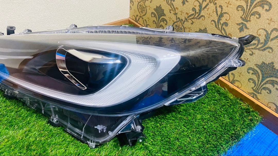 トヨタ。アクア 。左。ヘッドライト