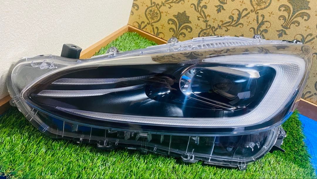 トヨタ。アクア 。左。ヘッドライト