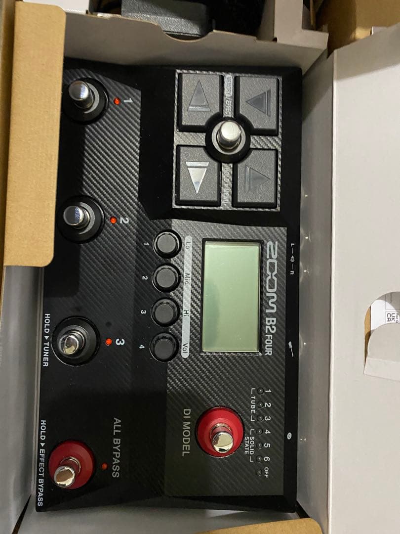 ZOOM B2FOUR ベースエフェクトペダル
