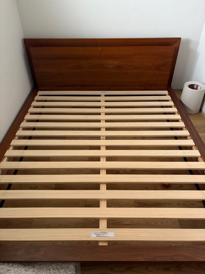 【直接引き取り限定】ニトリクイーンベッドフレーム(2口コンセント付き)