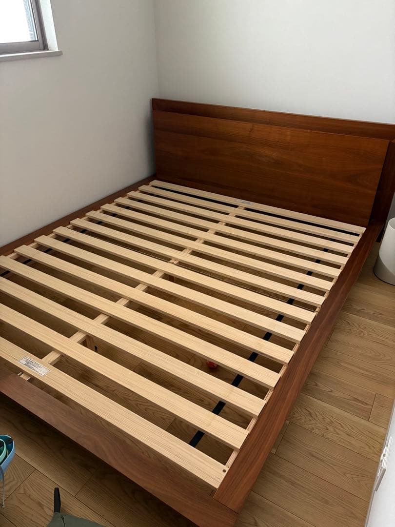 【直接引き取り限定】ニトリクイーンベッドフレーム(2口コンセント付き)