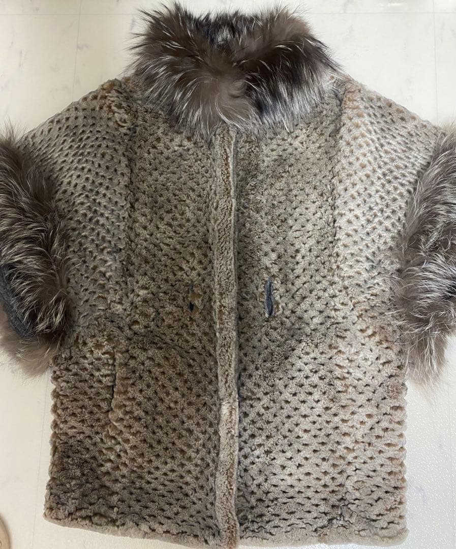 値下げ‼️エンバのリアルファー付ポンチョ　ケープコート