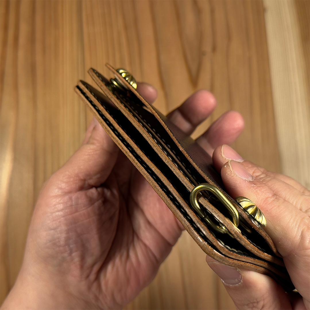 昭南本ヌメ革・丘染めブラック茶芯（手染め）｜ミドルトラッカーウォレット