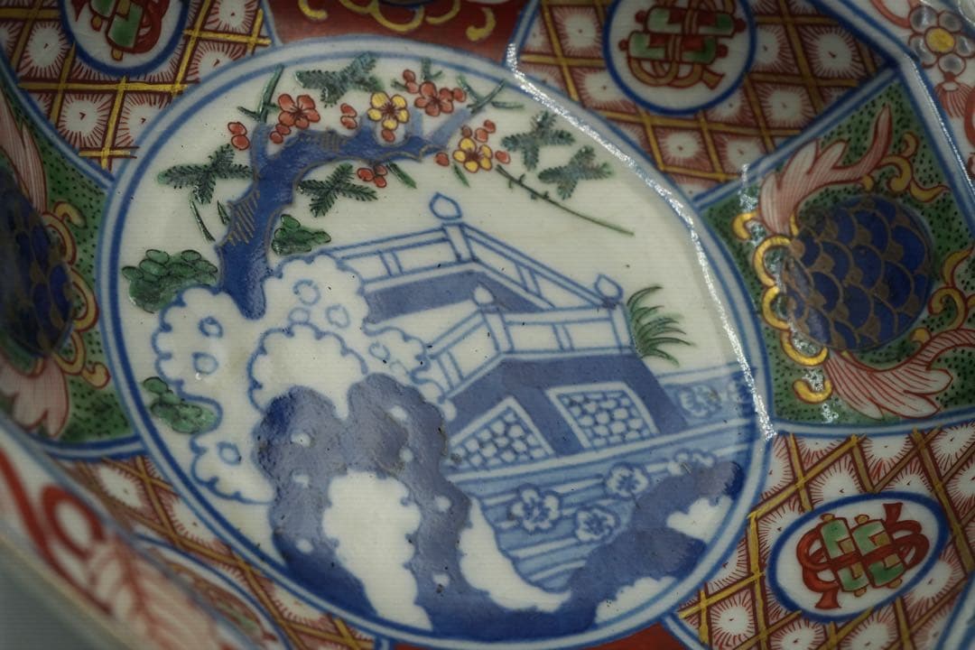 大聖寺伊万里　５客　赤絵金彩　八角中皿　大明萬暦年製　磁貫入　丸紋巻物　波図