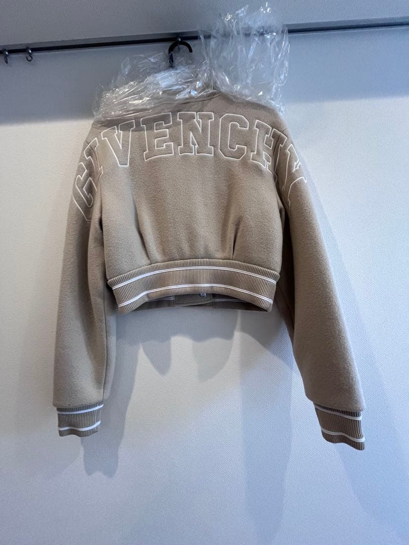 GIVENCHYスタジャン