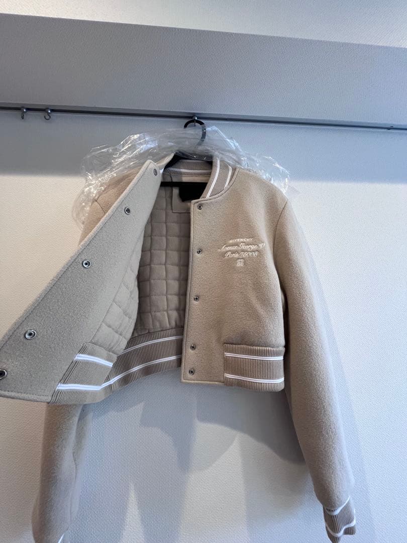 GIVENCHYスタジャン