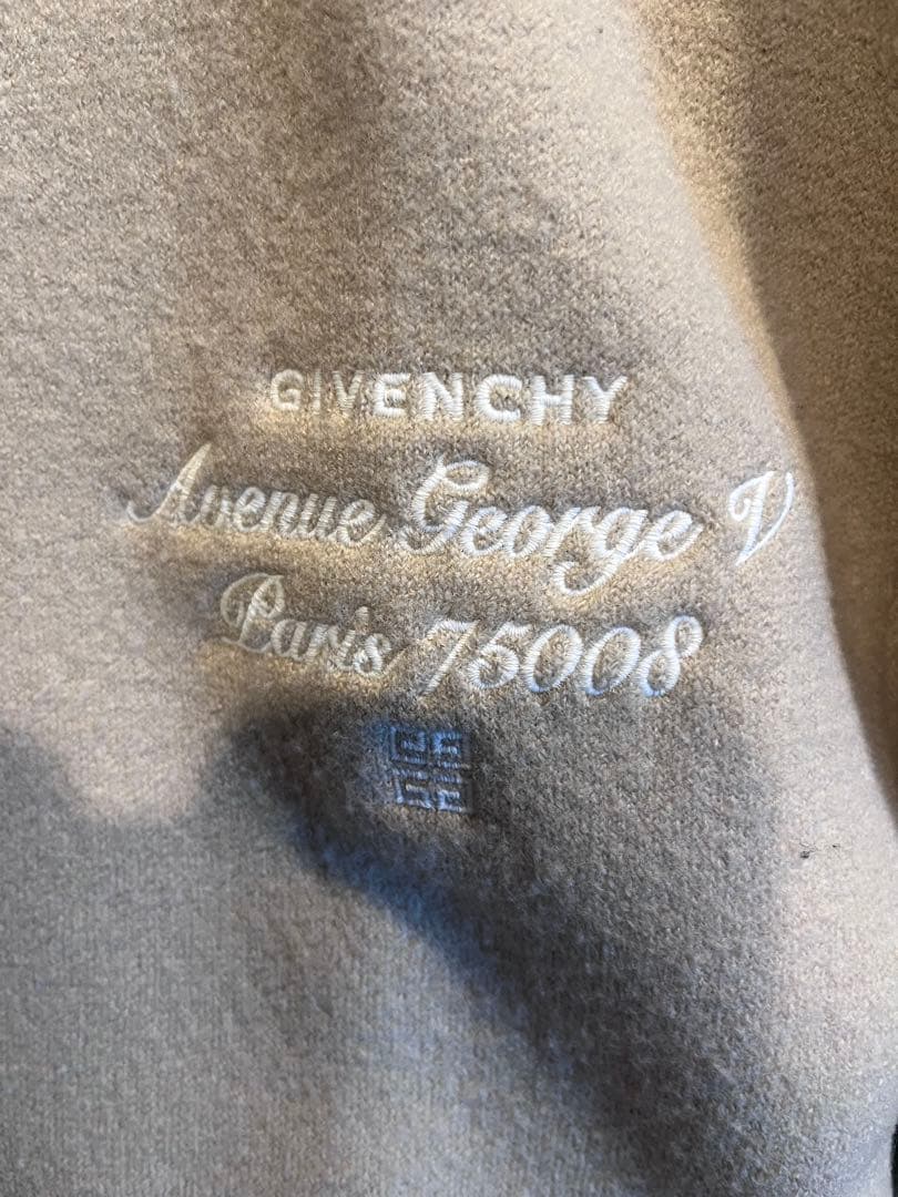 GIVENCHYスタジャン