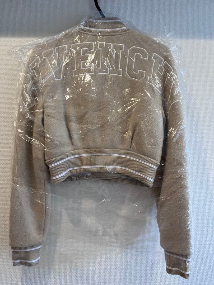 GIVENCHYスタジャン