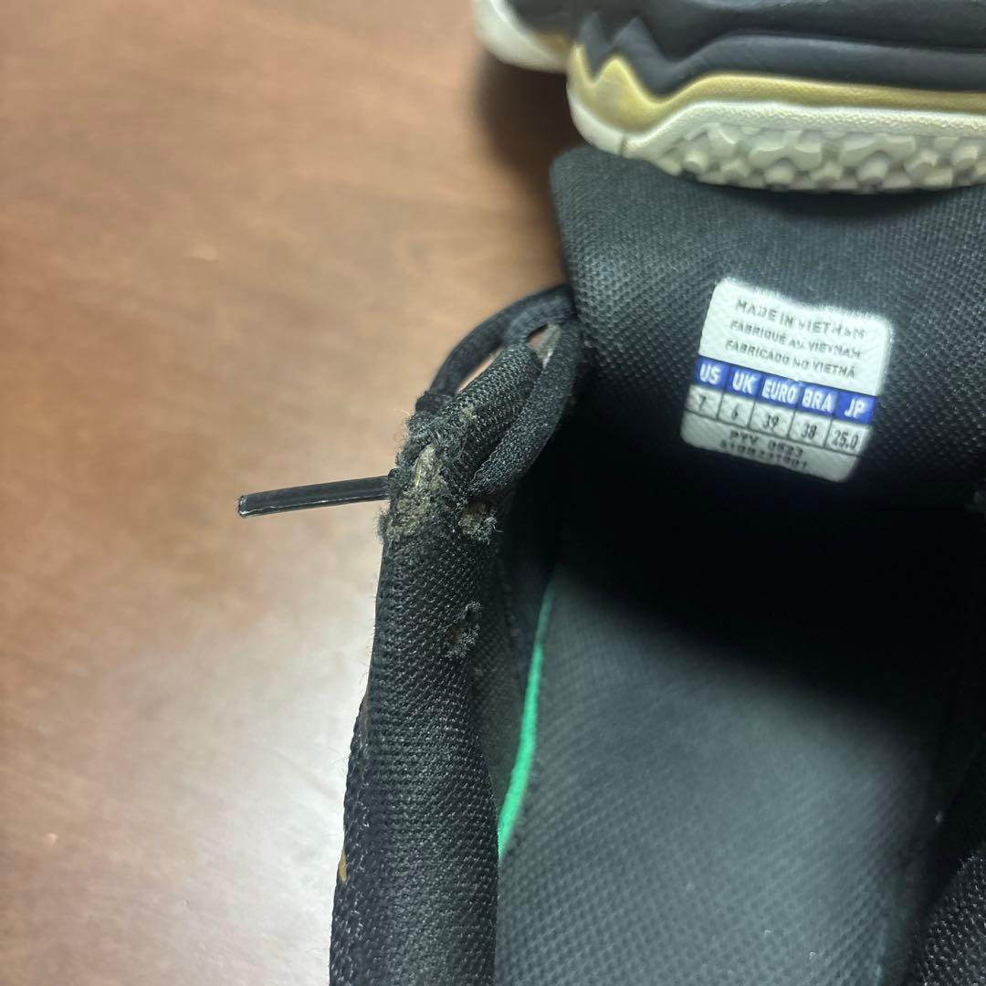 ミズノのテニスシューズ「ウエーブエクシードライト 2 OC」のブラック×ゴールド