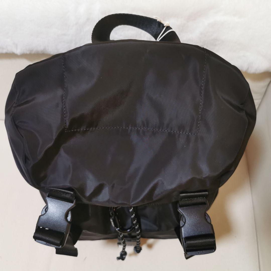 A P C ブラック ロールトップリュック 男女兼用のハイキングバッグ