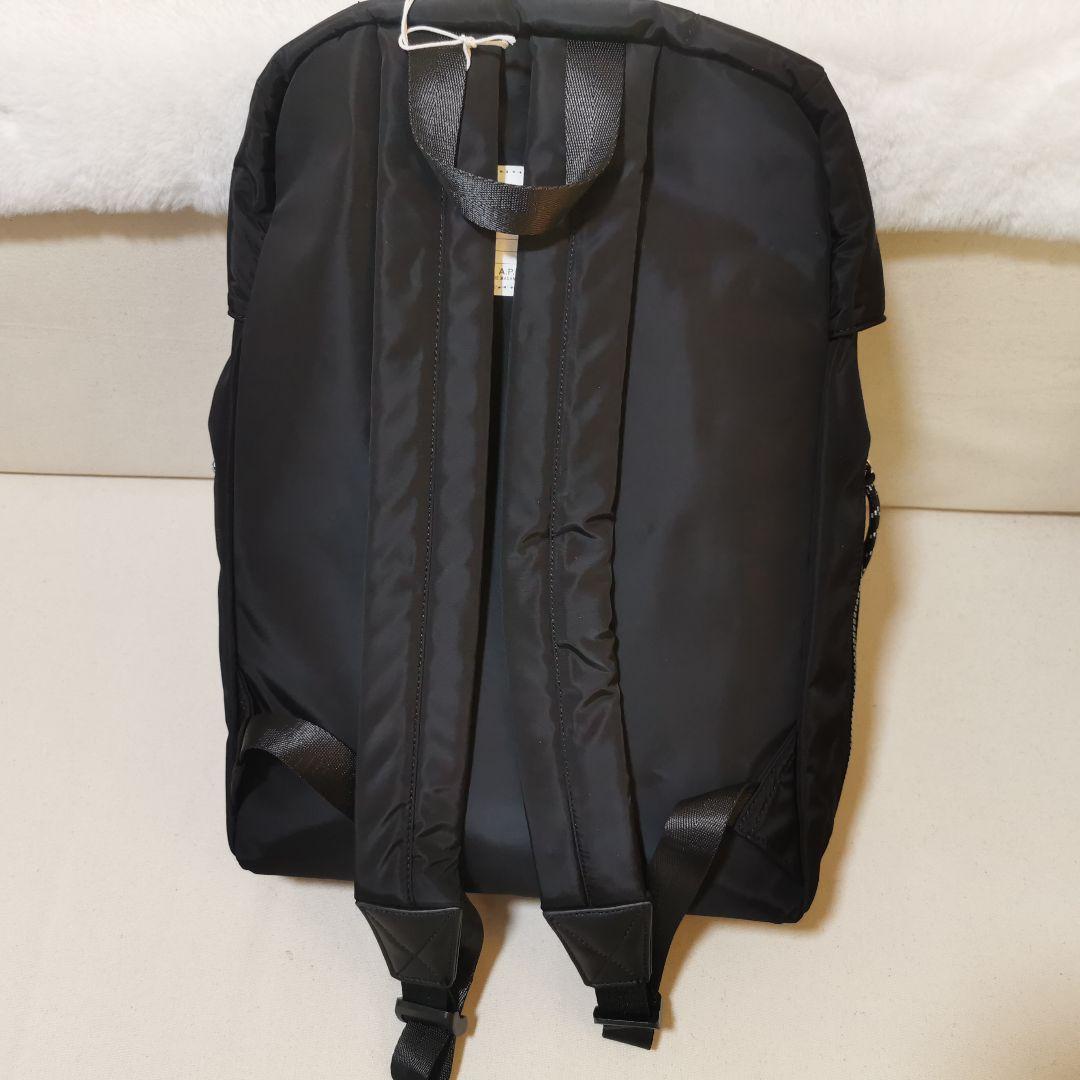 A P C ブラック ロールトップリュック 男女兼用のハイキングバッグ