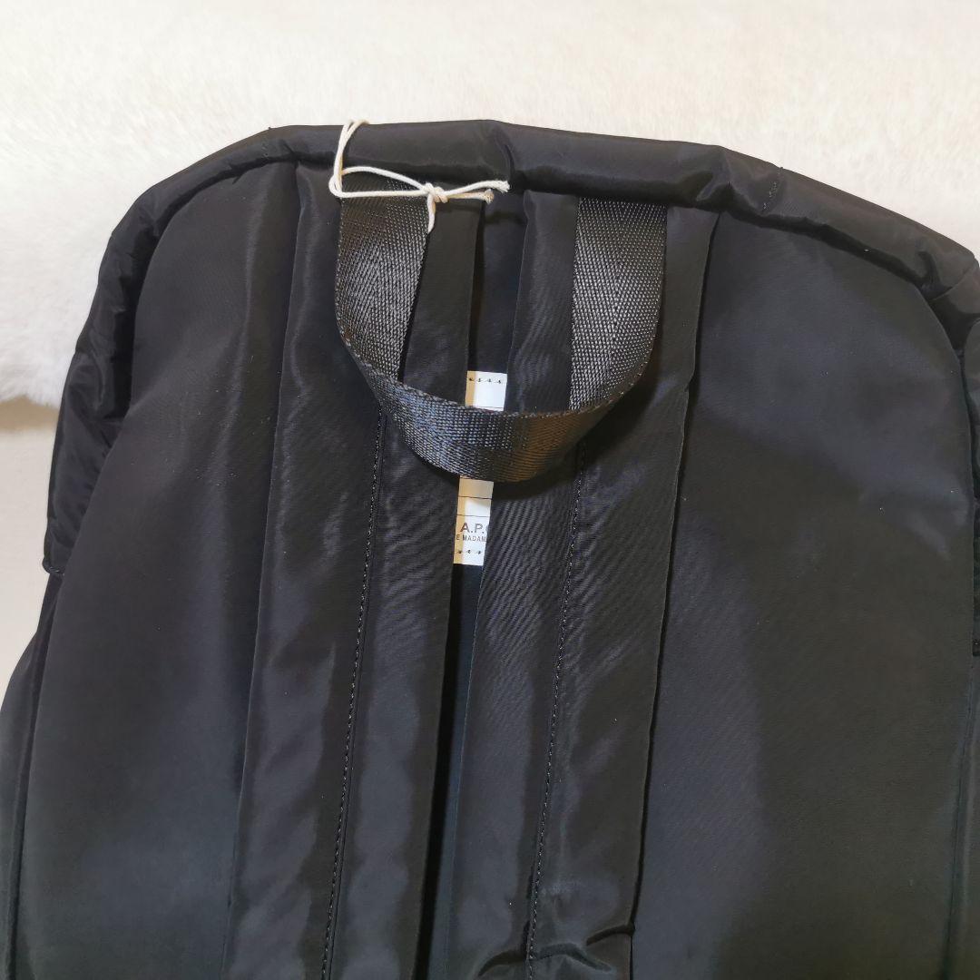 A P C ブラック ロールトップリュック 男女兼用のハイキングバッグ