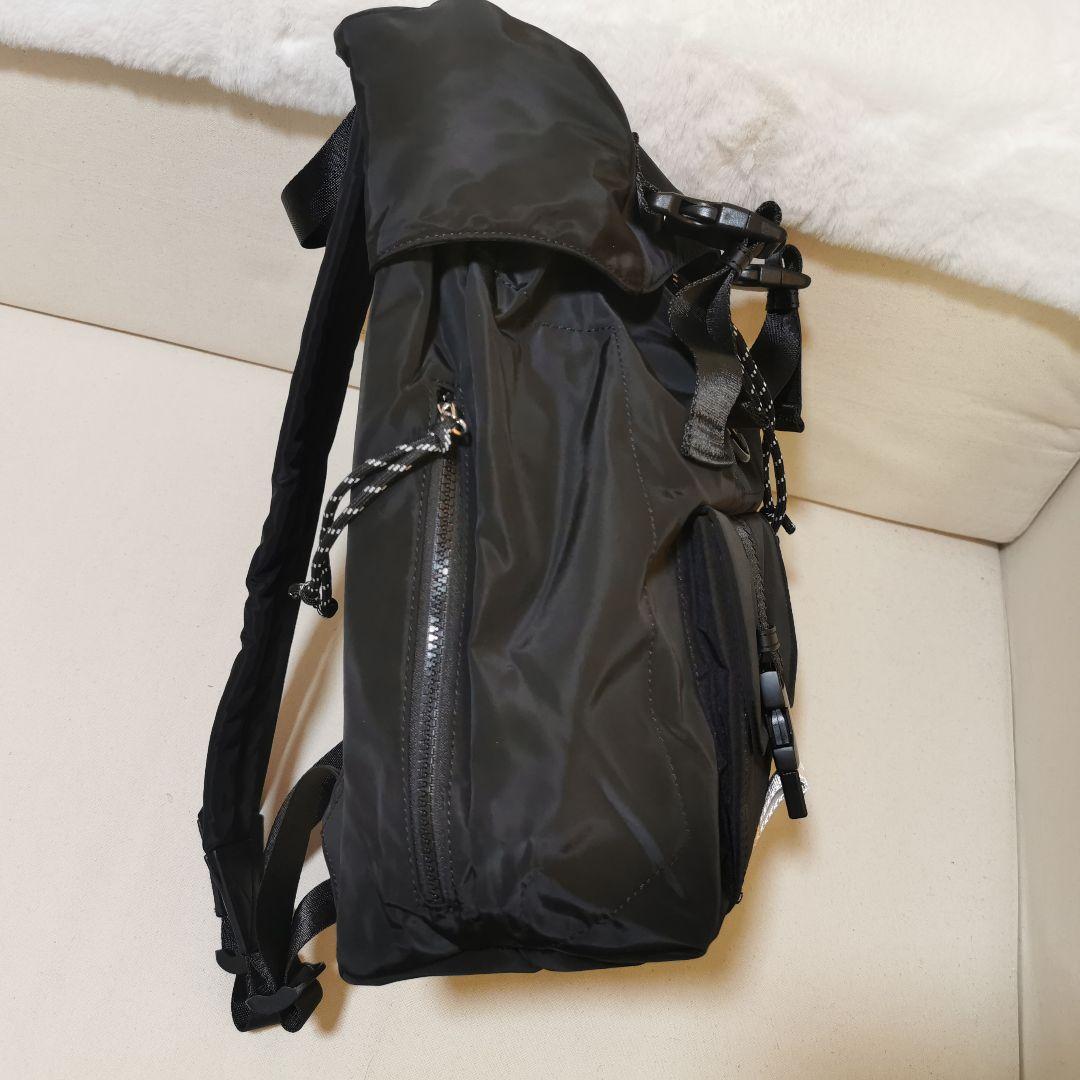 A P C ブラック ロールトップリュック 男女兼用のハイキングバッグ