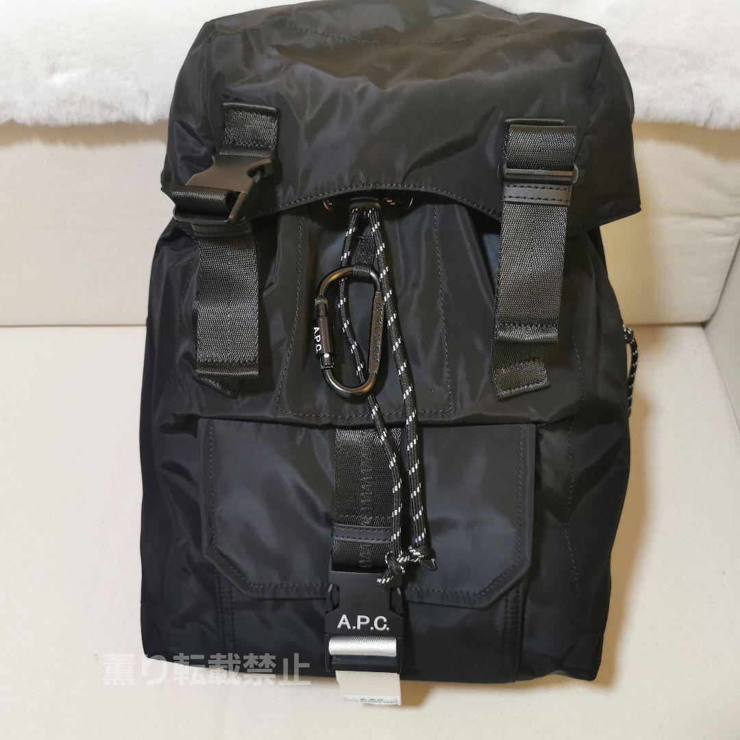 A P C ブラック ロールトップリュック 男女兼用のハイキングバッグ