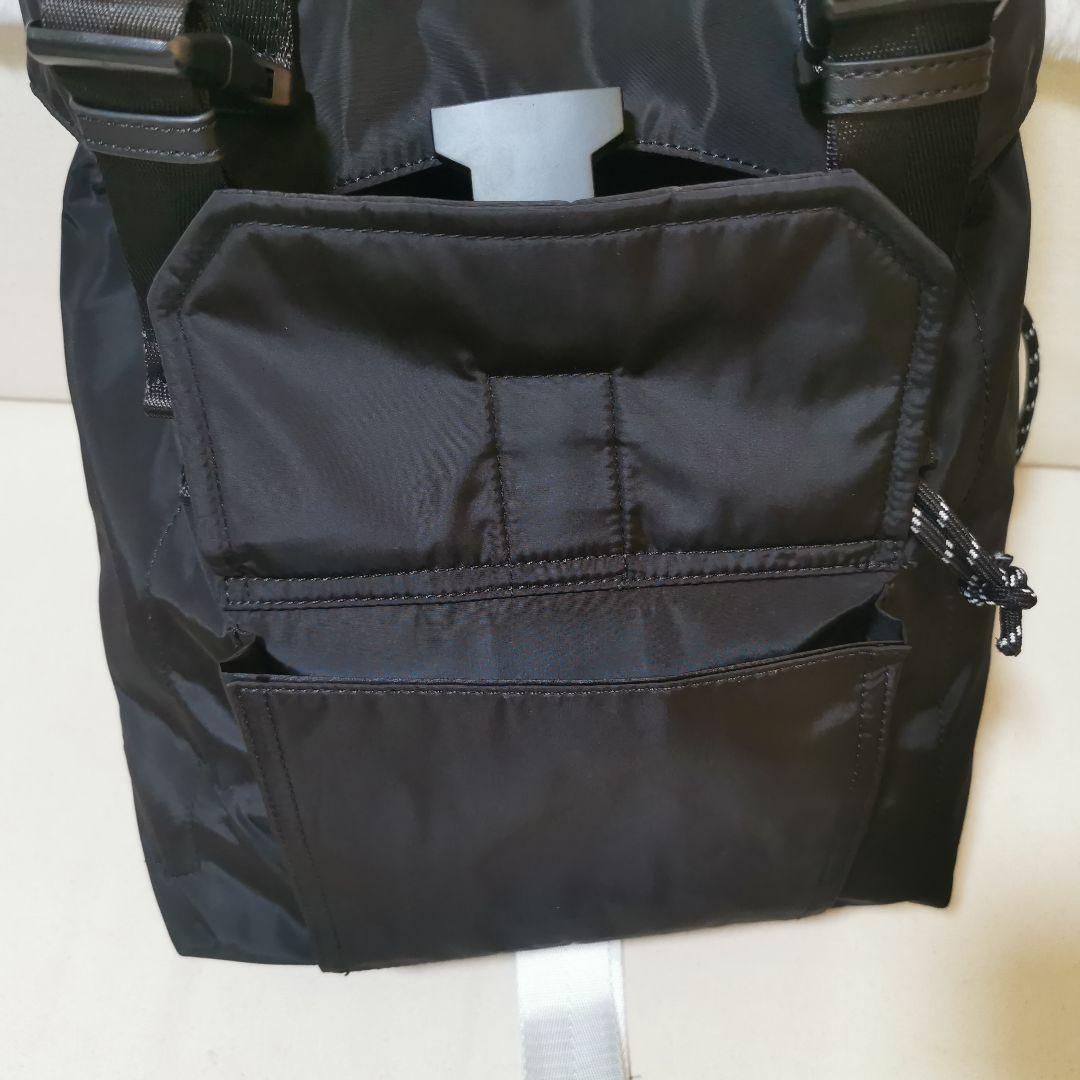 A P C ブラック ロールトップリュック 男女兼用のハイキングバッグ