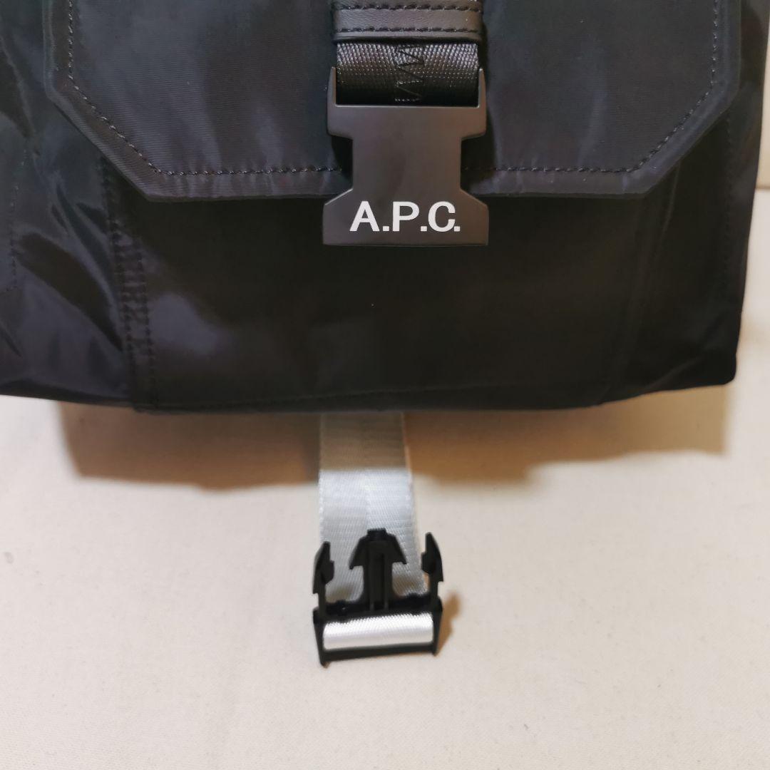 A P C ブラック ロールトップリュック 男女兼用のハイキングバッグ