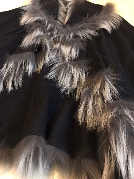 AKHESA ラクーンファー付きケープ ポンチョ