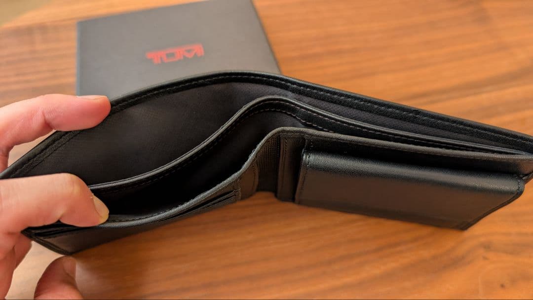 【新品未使用】　TUMI　二つ折り財布　カードケース　レザー　ブラック　箱付き