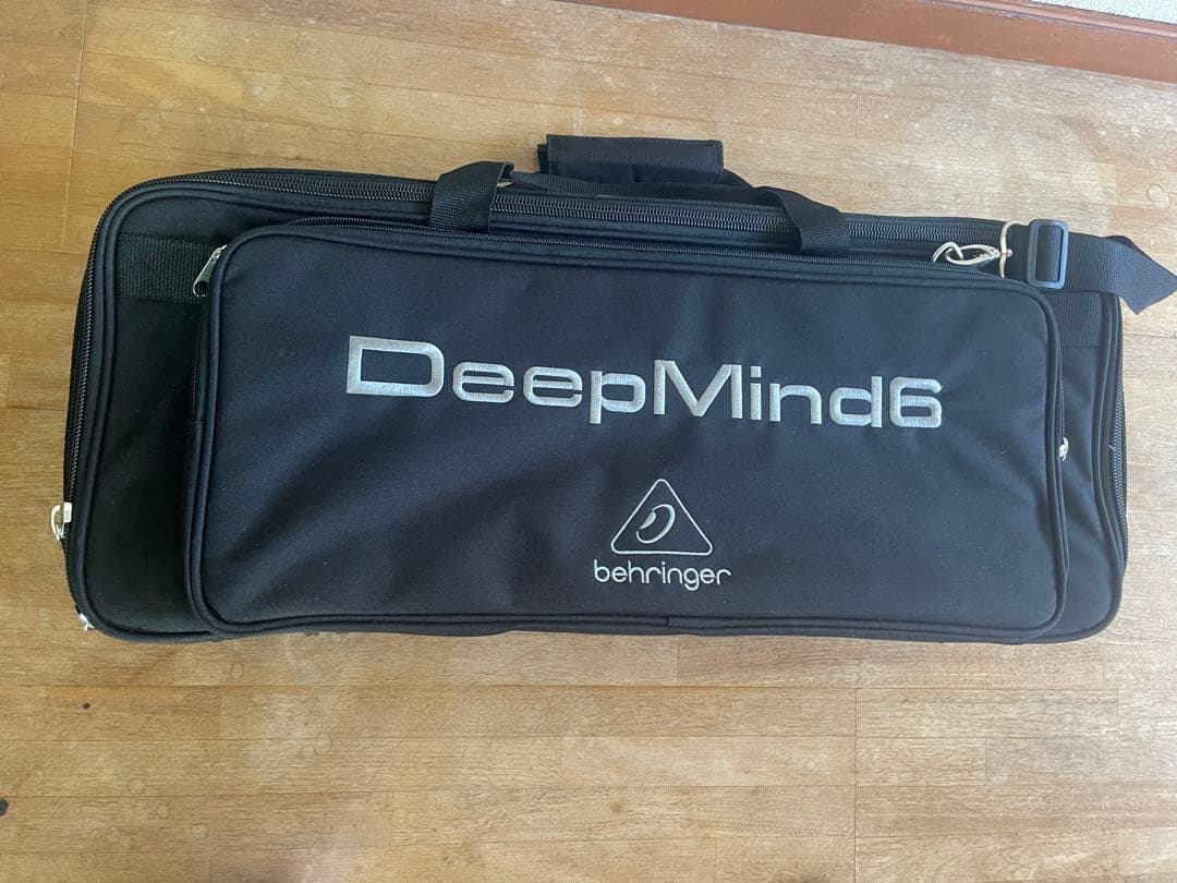 DeepMind 6 ポリフォニックアナログシンセサイザー