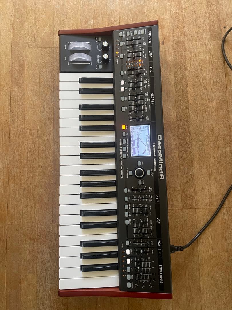 DeepMind 6 ポリフォニックアナログシンセサイザー