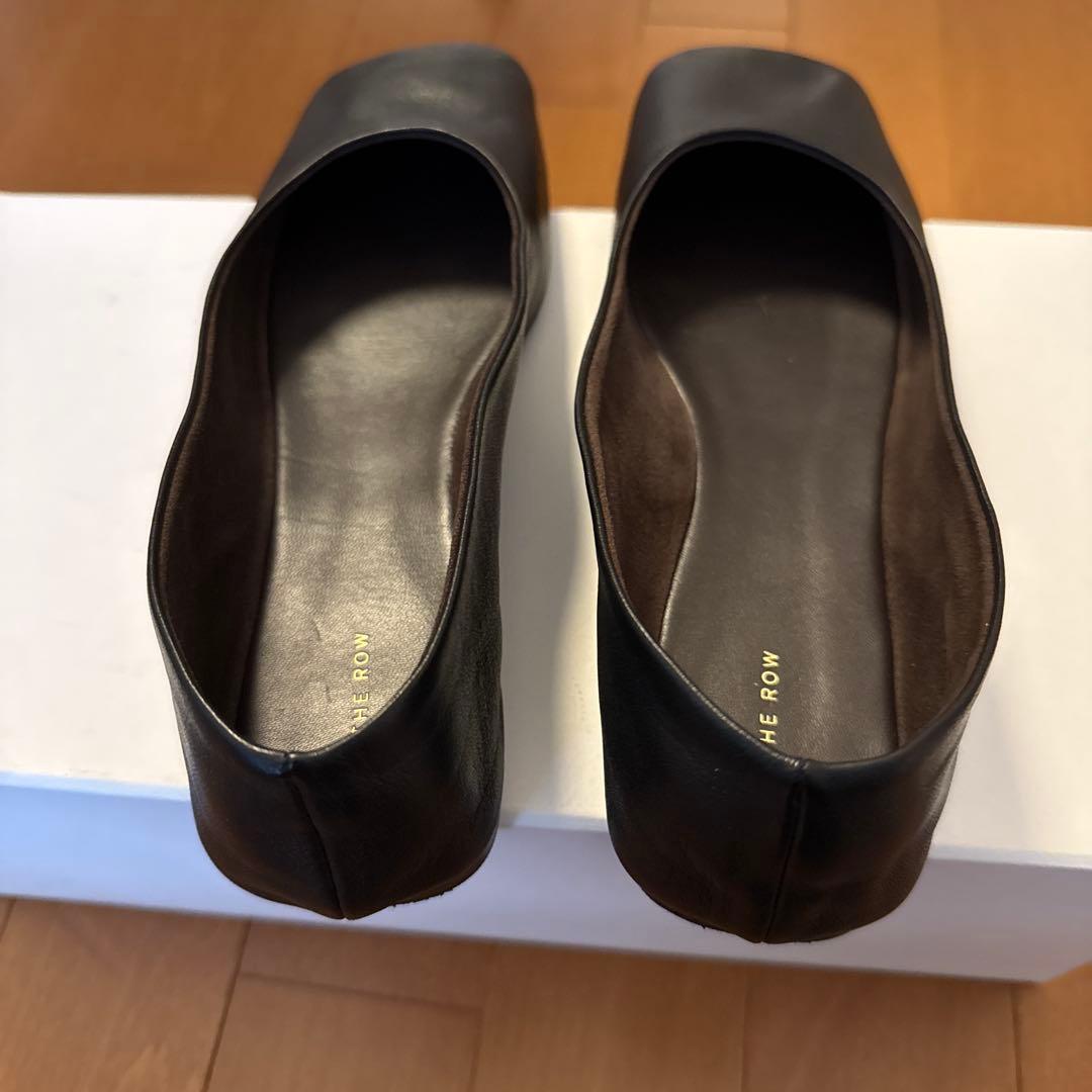 靴 THE ROW FLATS BLACK