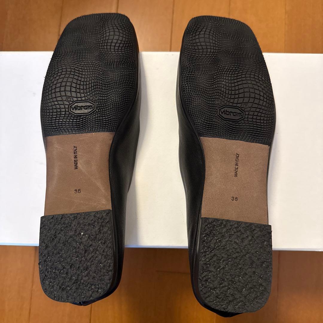 靴 THE ROW FLATS BLACK