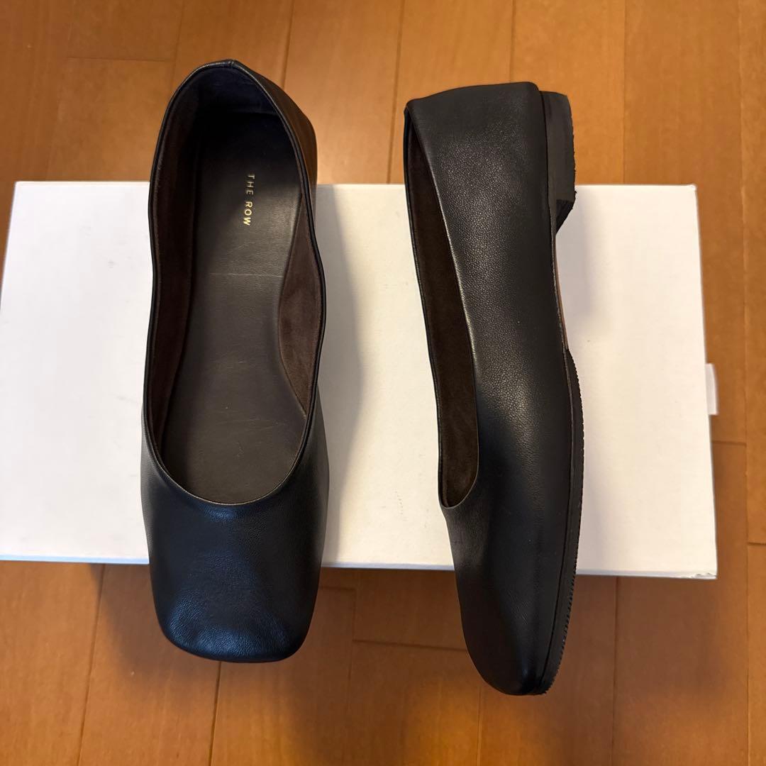 靴 THE ROW FLATS BLACK